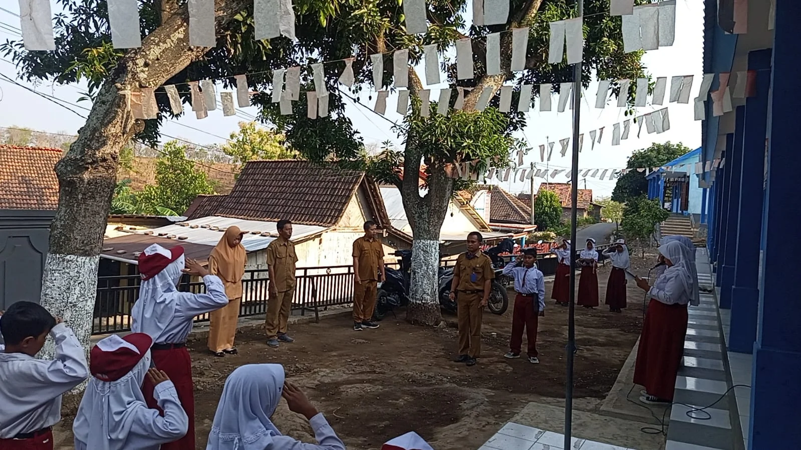 UPACARA RUTIN SETIAP HARI SENIN